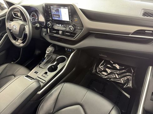 Used 2022 Toyota Highlander XLE FWD image 27