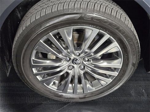 Used 2024 Toyota Venza Limited image 12