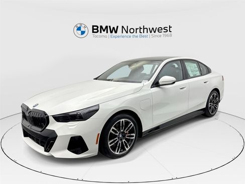 New 2026 BMW 550e xDrive w/ Premium Package image 1