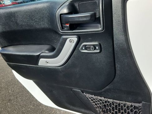 Used 2017 Jeep Wrangler Unlimited Sahara w/ Connectivity Group image 8