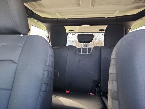 Used 2018 Jeep Wrangler Unlimited Sahara image 12