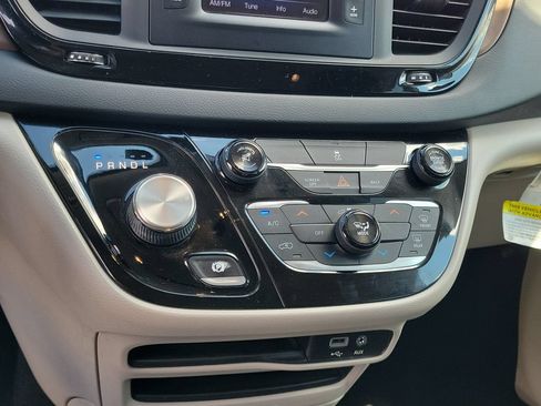 Used 2017 Chrysler Pacifica LX w/ Tire & Wheel Group FWD image 28