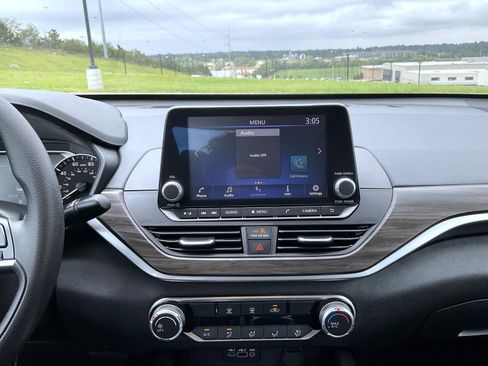 Used 2024 Nissan Altima 2.5 SV image 14