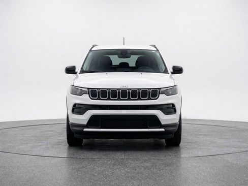 Used 2025 Jeep Compass Latitude AWD/4WD image 2