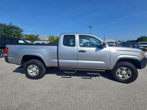 Used 2017 Toyota Tacoma SR RWD image 4