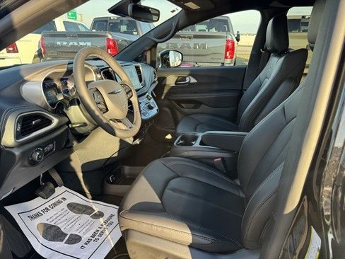 New 2026 Chrysler Pacifica Select image 9