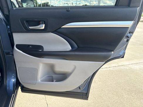 Used 2019 Toyota Highlander XLE AWD/4WD image 21