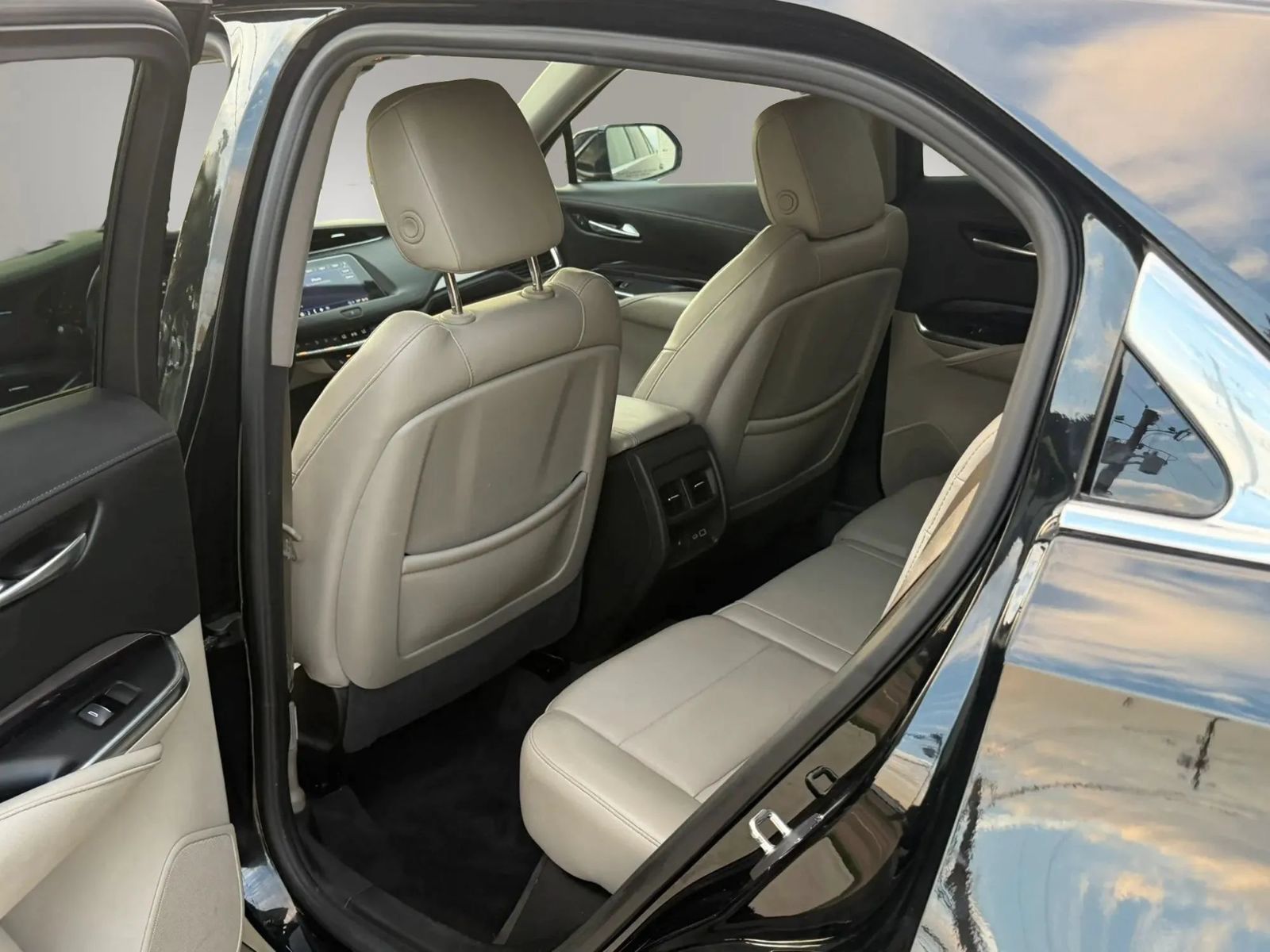 Used 2023 Cadillac XT4 Luxury w/ Cold Weather Package FWD image 15