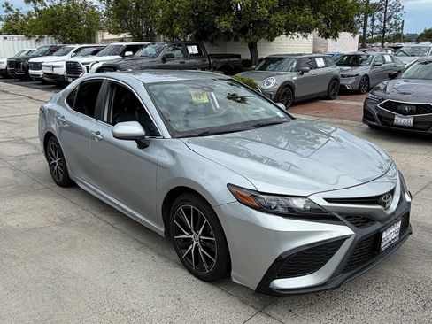 Used 2021 Toyota Camry SE FWD image 3