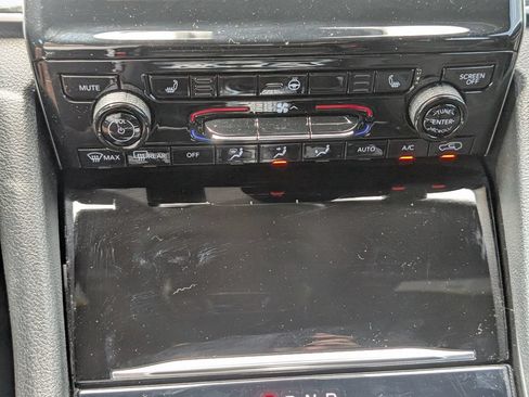 Used 2025 Jeep Grand Cherokee Altitude RWD image 26