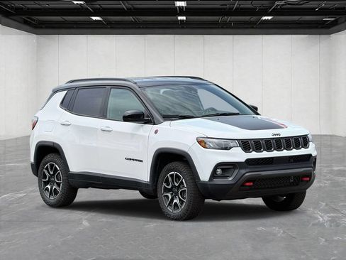 Used 2025 Jeep Compass Trailhawk AWD/4WD image 3