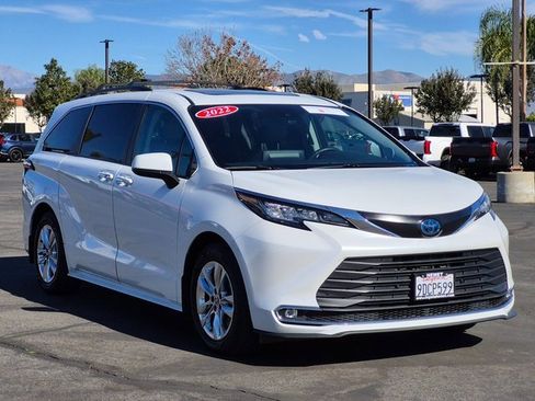 Used 2022 Toyota Sienna XLE image 3