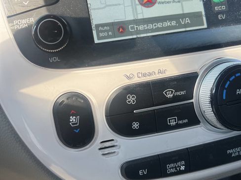 Used 2017 Kia Soul EV + FWD image 18
