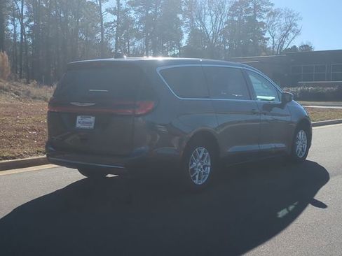 Used 2023 Chrysler Pacifica Touring-L image 16