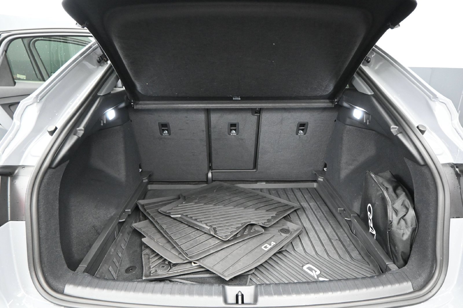 Used 2024 Audi Q4 e-tron Prestige AWD/4WD image 19