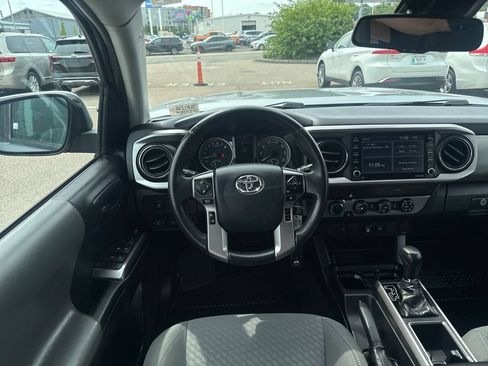 Used 2020 Toyota Tacoma SR5 AWD/4WD image 12