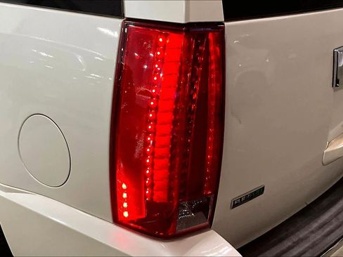 Used 2011 Cadillac Escalade Premium image 27