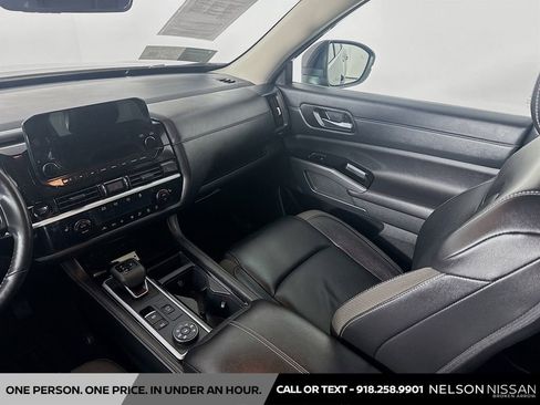 Certified 2025 Nissan Pathfinder SL image 23