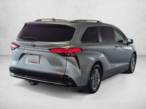 Used 2024 Toyota Sienna Platinum AWD/4WD image 5