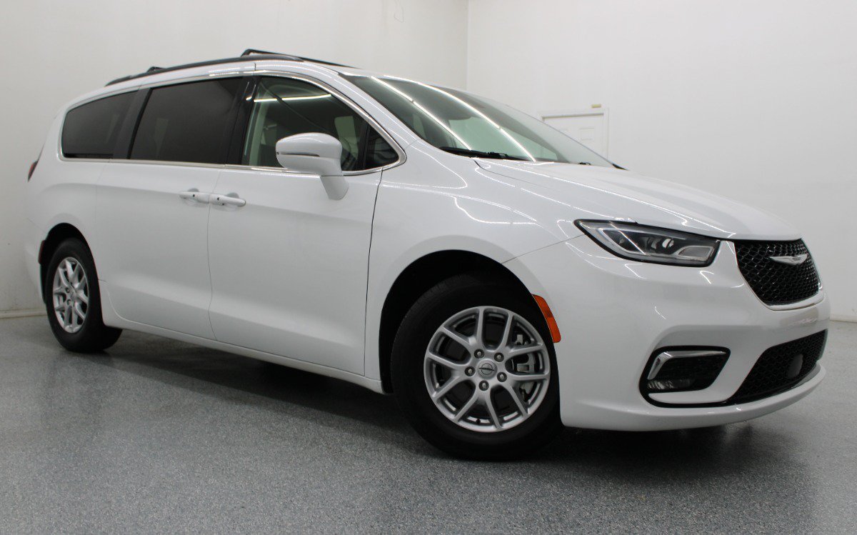 Used 2022 Chrysler Pacifica Touring-L FWD image 1