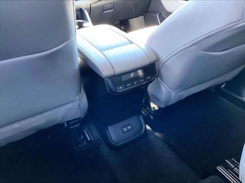 Used 2024 Toyota Highlander XLE FWD image 29