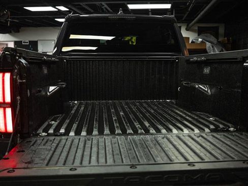 Used 2025 Toyota Tacoma TRD Off-Road image 7