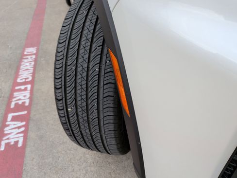 Used 2025 Cadillac XT4 Premium Luxury image 12