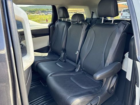 Used 2024 Kia Carnival LX FWD image 21