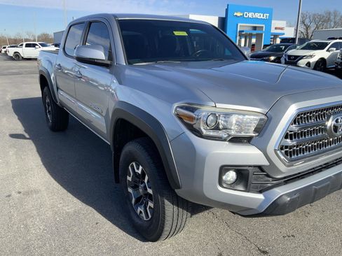 Used 2017 Toyota Tacoma TRD Off-Road image 15