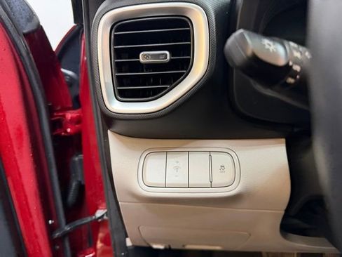 Certified 2024 Hyundai Venue SEL image 19