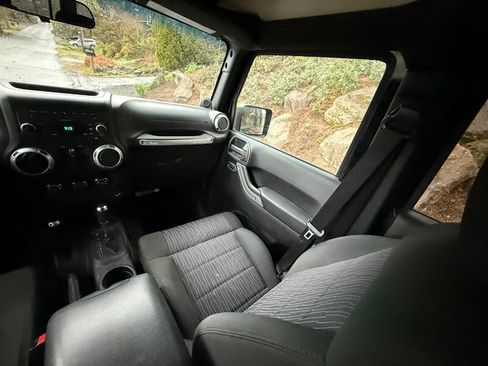 Used 2011 Jeep Wrangler Unlimited Rubicon w/ Dual Top Group AWD/4WD image 17