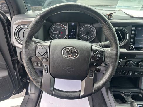 Used 2022 Toyota Tacoma TRD Off-Road w/ Technology Package AWD/4WD image 14