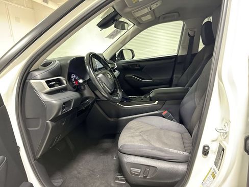Used 2021 Toyota Highlander LE FWD image 19