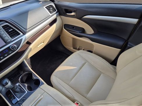 Used 2015 Toyota Highlander XLE FWD image 14
