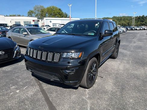 Used 2018 Jeep Grand Cherokee Altitude RWD image 2