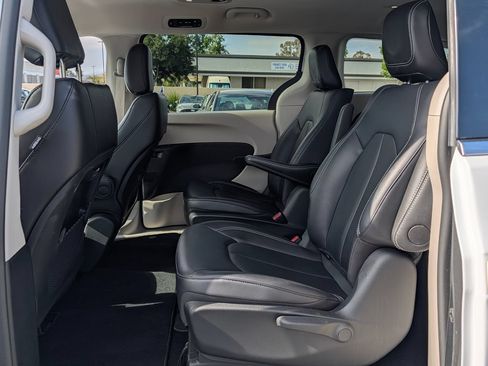 Used 2024 Chrysler Pacifica Limited FWD image 12