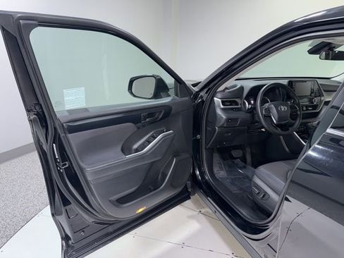 Used 2021 Toyota Highlander L FWD image 8