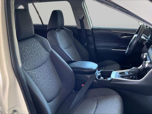 Used 2021 Toyota RAV4 XLE AWD/4WD image 9