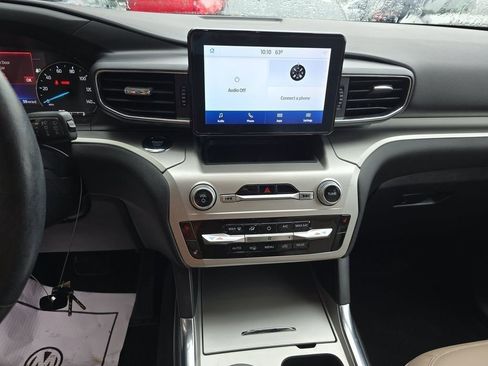 Used 2022 Ford Explorer XLT w/ Equipment Group 202A image 4