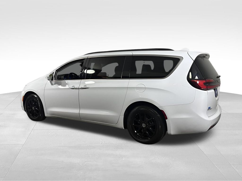 Used 2022 Chrysler Pacifica Touring-L FWD image 5