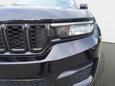 Used 2023 Jeep Grand Cherokee Altitude AWD/4WD image 30