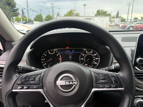 Used 2025 Nissan Altima 2.5 SV FWD image 28
