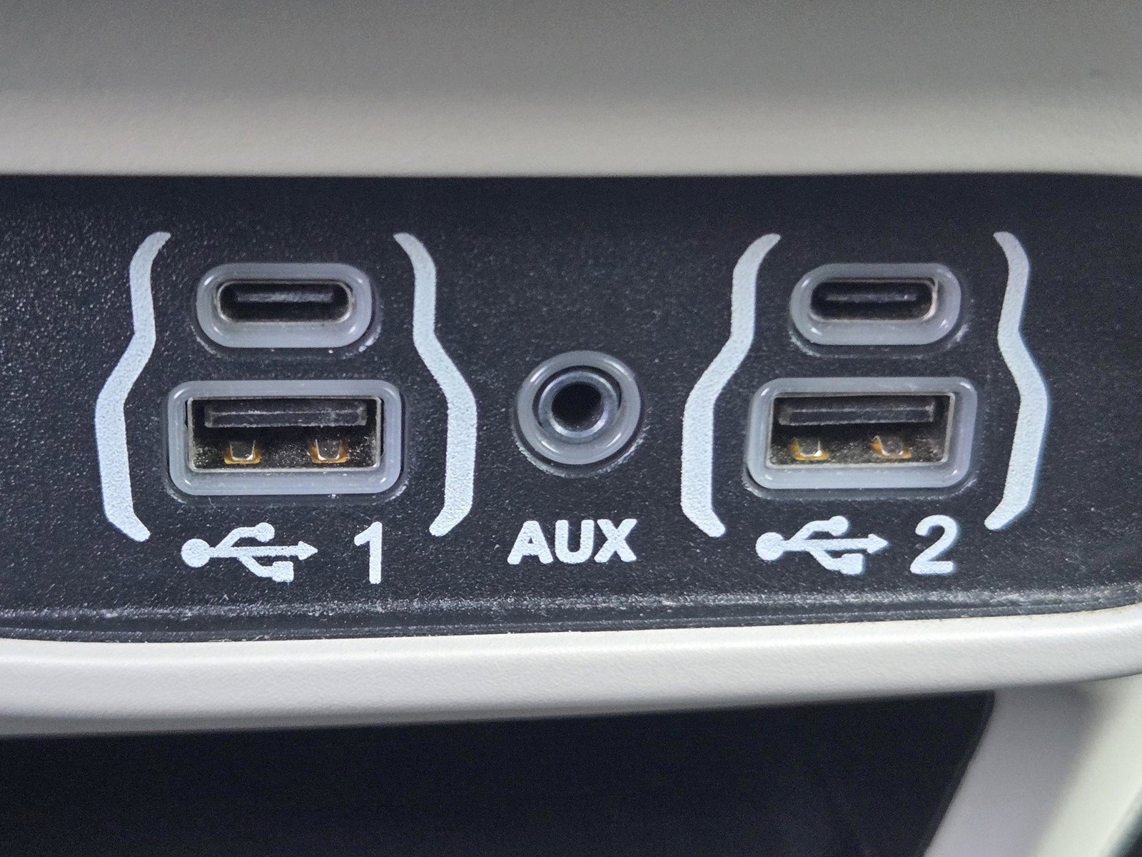Used 2023 Chrysler Voyager LX FWD image 27
