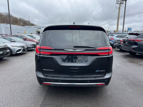 Used 2022 Chrysler Pacifica Touring-L w/ Uconnect Theater Family Group FWD image 4