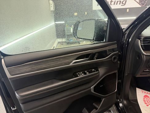 Used 2022 Jeep Wagoneer Series III w/ Premium Group I AWD/4WD image 9