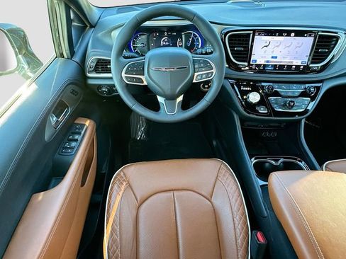 Used 2025 Chrysler Pacifica Pinnacle image 24