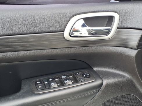 Used 2021 Jeep Grand Cherokee Laredo X image 4