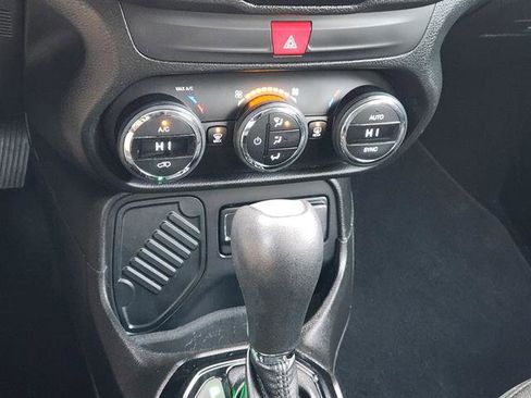 Used 2017 Jeep Renegade Altitude image 14