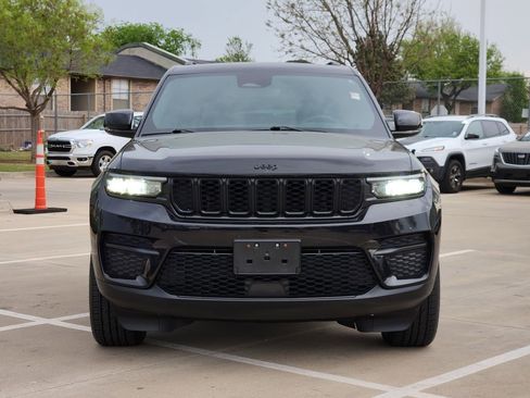 Used 2023 Jeep Grand Cherokee Altitude AWD/4WD image 2