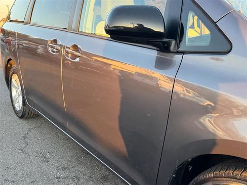 Used 2013 Toyota Sienna LE image 27